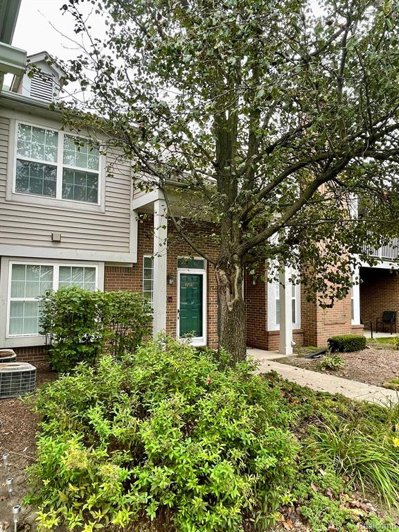 42927 RICHMOND Drive, Sterling Heights, MI 48313 — Photo 2