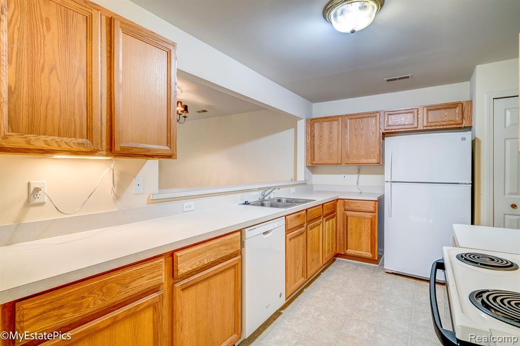 16873 CARRIAGE Way, Northville, MI 48168 — Photo 18