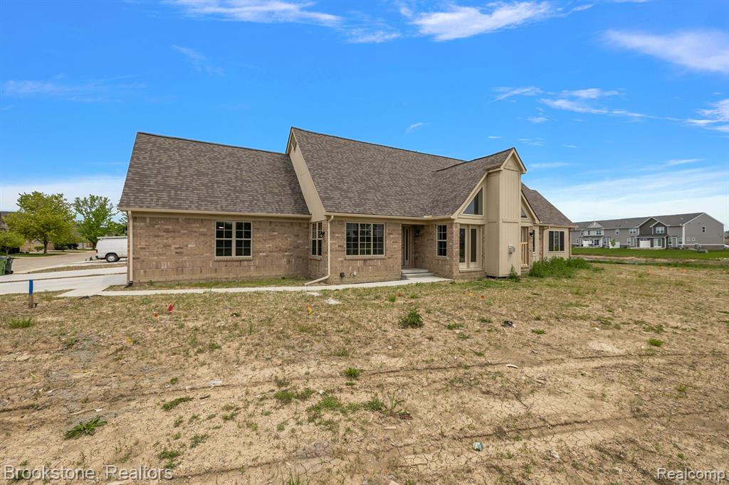46710 EMERALD CREEK Drive, Shelby Twp, MI 48315 — Photo 11
