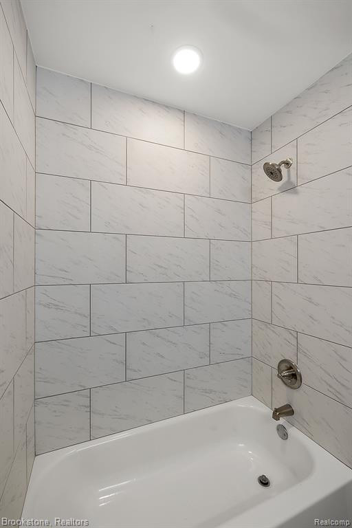 46710 EMERALD CREEK Drive, Shelby Twp, MI 48315 — Photo 32