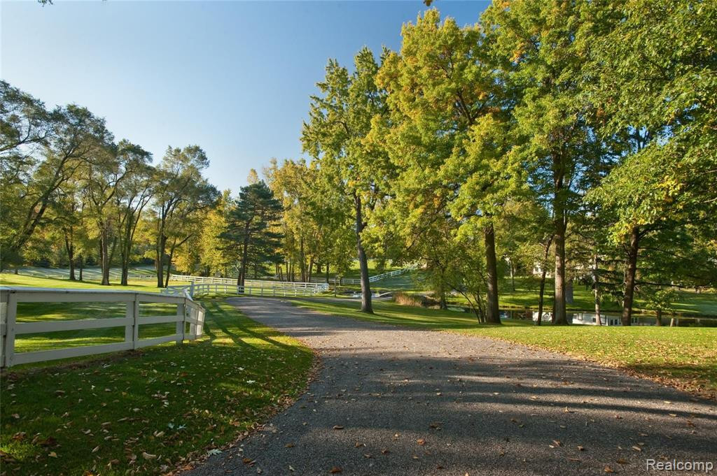 2670 Turtle Lake Drive, Bloomfield Hills, MI 48302 — Photo 9