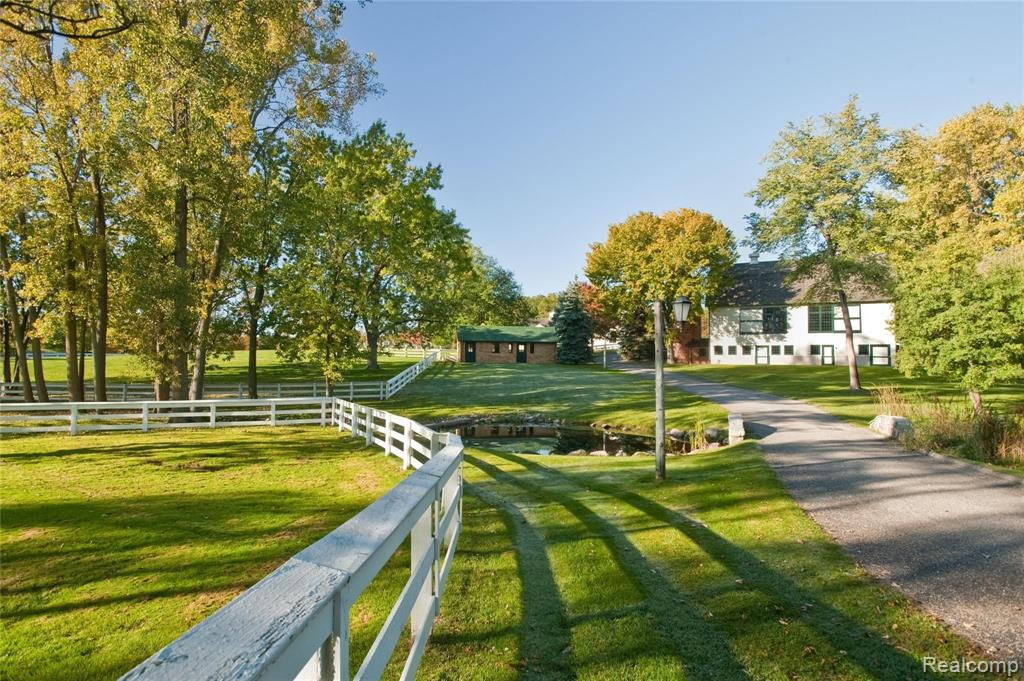 2670 Turtle Lake Drive, Bloomfield Hills, MI 48302 — Photo 11