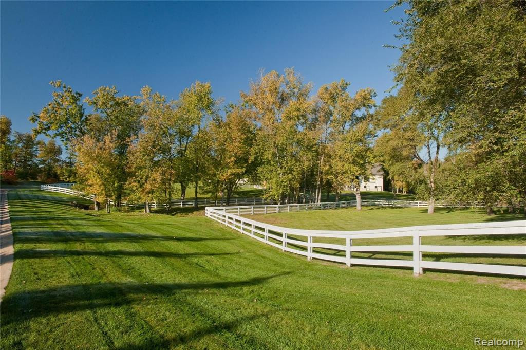 2670 Turtle Lake Drive, Bloomfield Hills, MI 48302 — Photo 16