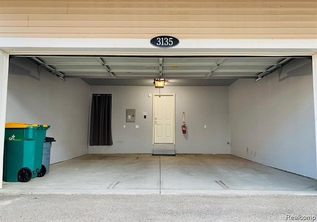 3135 CHAMBERS W, Wixom, MI 48393 — Photo 16