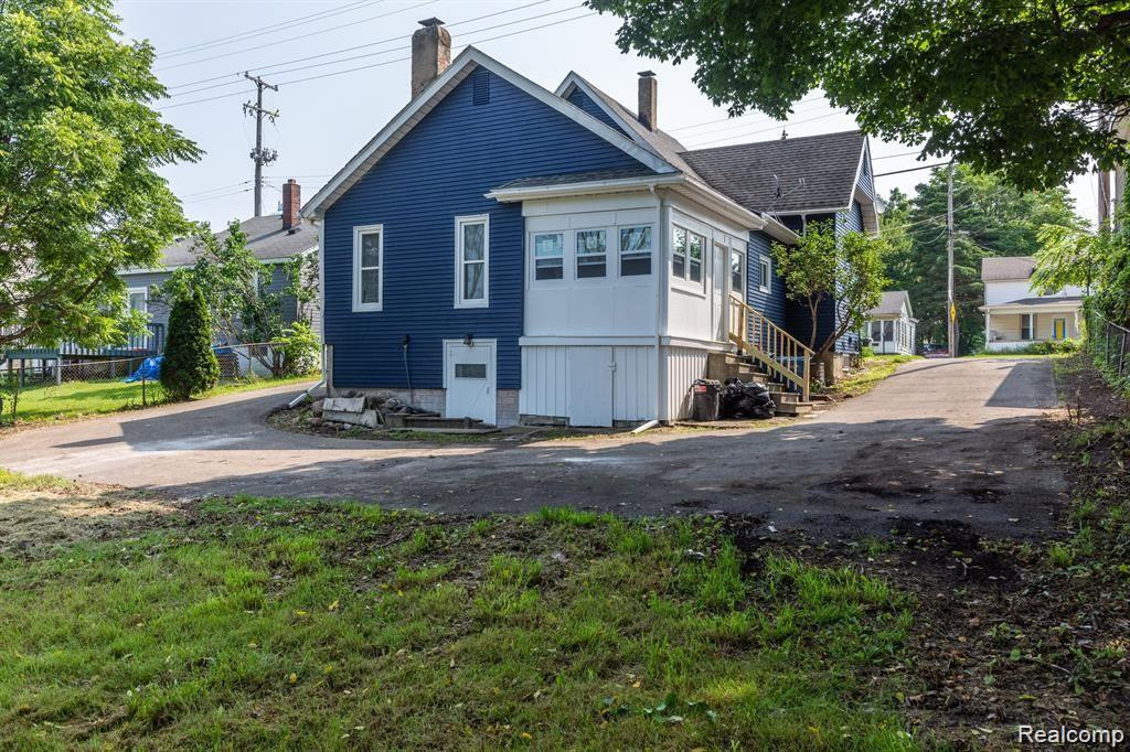 307 N SAGINAW Street, Holly, MI 48442 — front exterior
