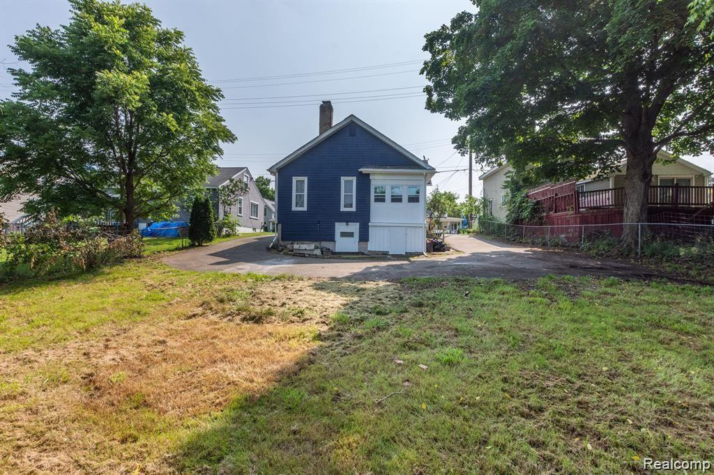 307 N SAGINAW Street, Holly, MI 48442 — Photo 2
