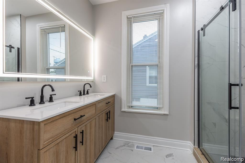 307 N SAGINAW Street, Holly, MI 48442 — Photo 8