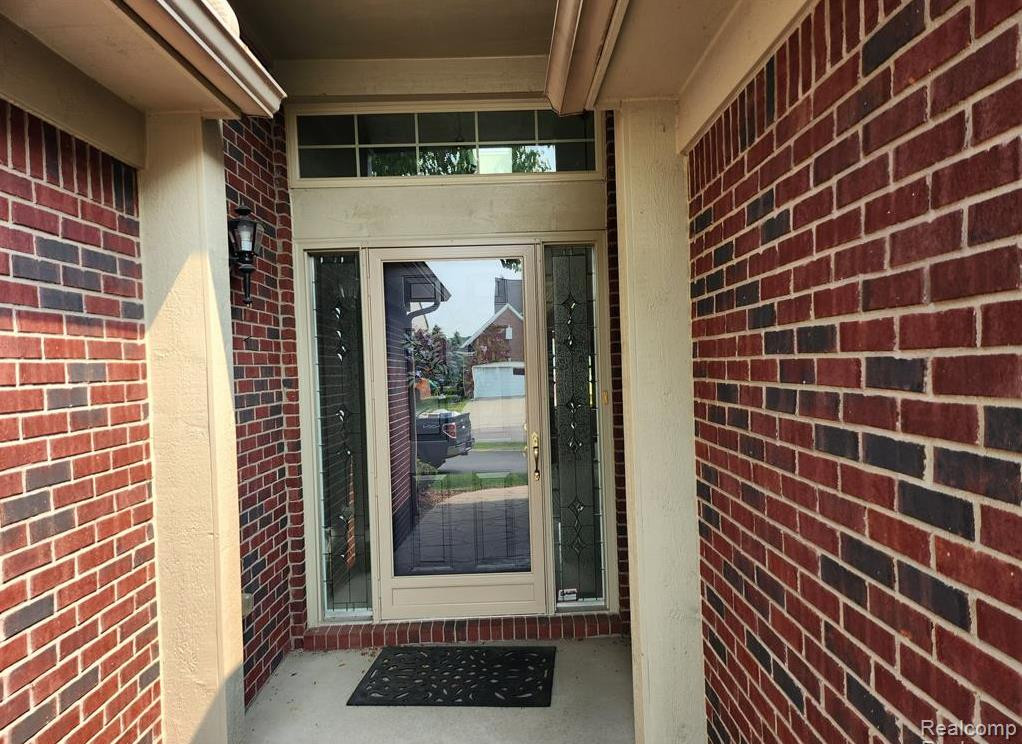 6869 N CENTRAL Park, Shelby Twp, MI 48317 — Photo 2