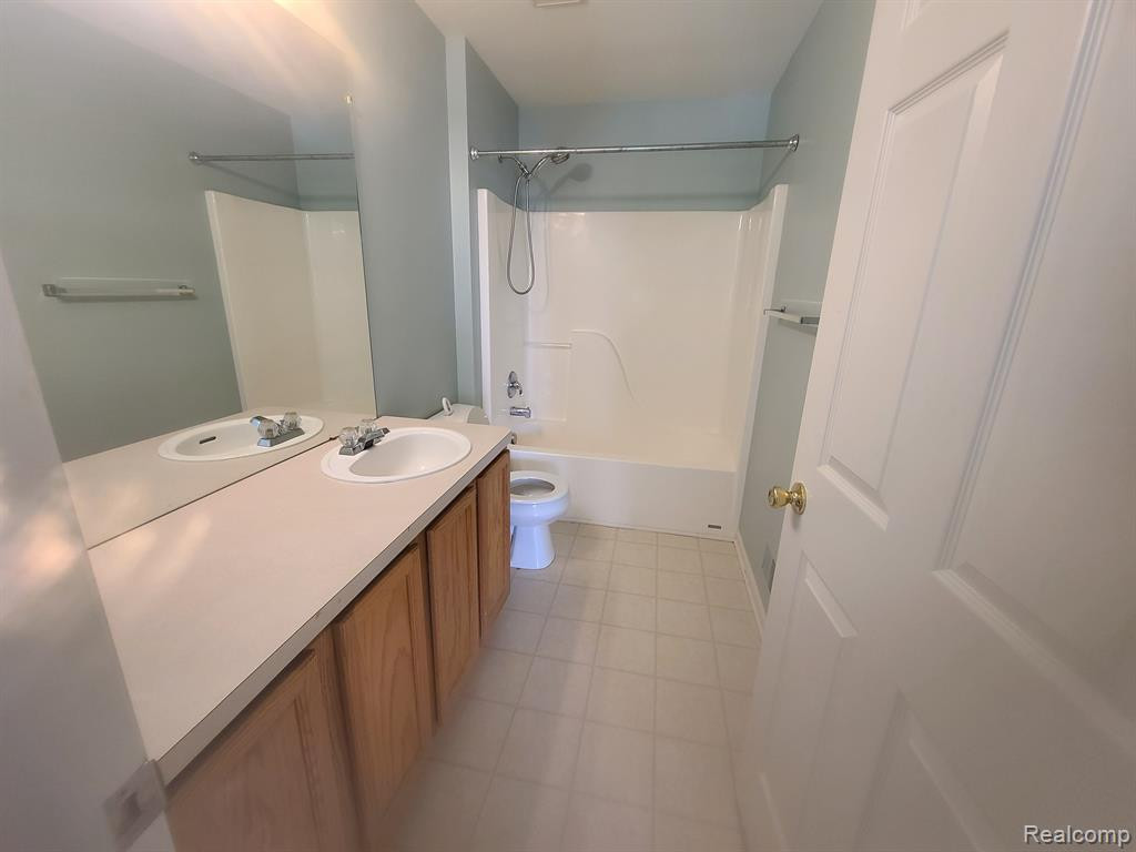 9791 RAVENSHIRE Drive, Ypsilanti, MI 48198 — Photo 16