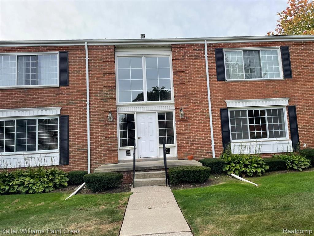 640 E FOX HILLS Drive, Bloomfield Hills, MI 48304 — front exterior