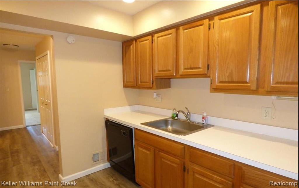 640 E FOX HILLS Drive, Bloomfield Hills, MI 48304 — Photo 9