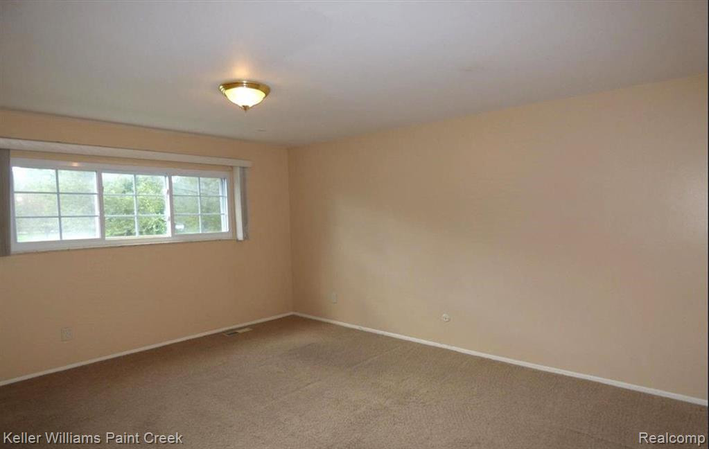 640 E FOX HILLS Drive, Bloomfield Hills, MI 48304 — Photo 10