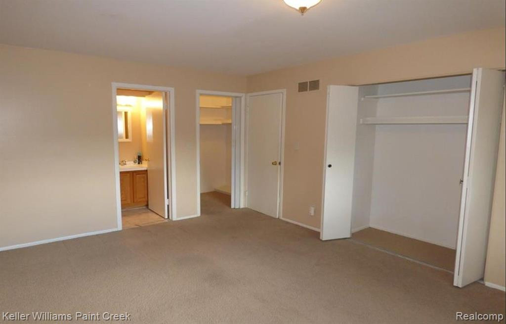 640 E FOX HILLS Drive, Bloomfield Hills, MI 48304 — Photo 11