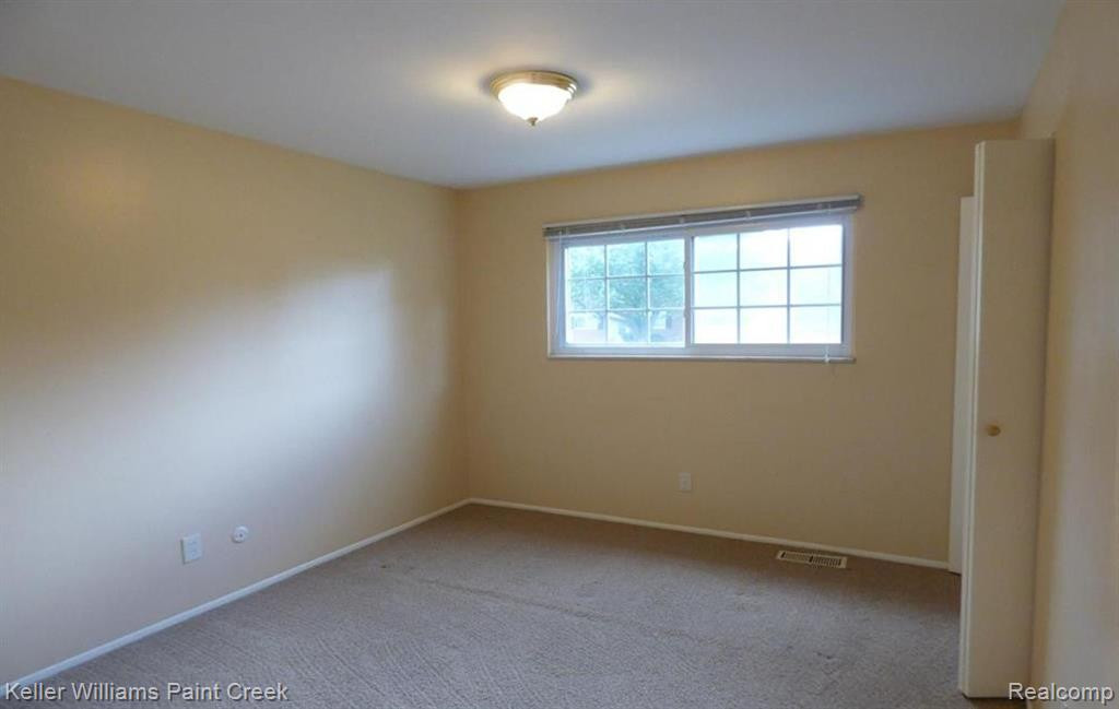 640 E FOX HILLS Drive, Bloomfield Hills, MI 48304 — Photo 13