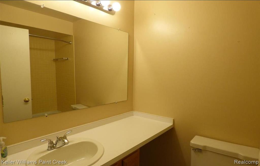 640 E FOX HILLS Drive, Bloomfield Hills, MI 48304 — Photo 16