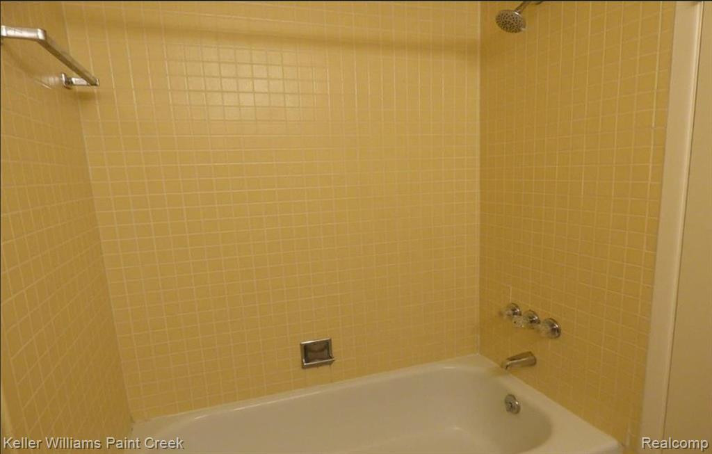 640 E FOX HILLS Drive, Bloomfield Hills, MI 48304 — Photo 17