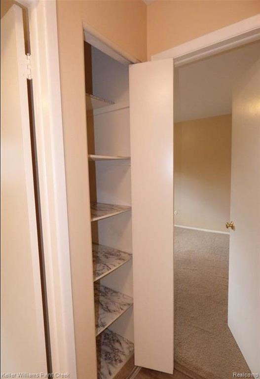 640 E FOX HILLS Drive, Bloomfield Hills, MI 48304 — Photo 19