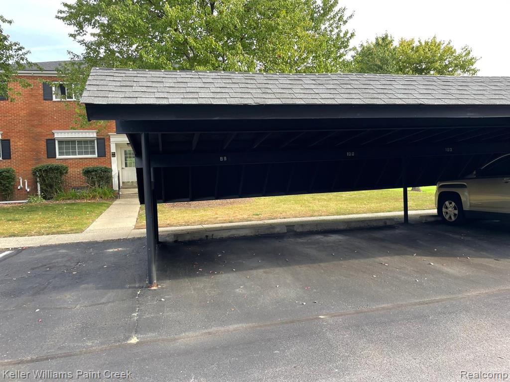 640 E FOX HILLS Drive, Bloomfield Hills, MI 48304 — Photo 21
