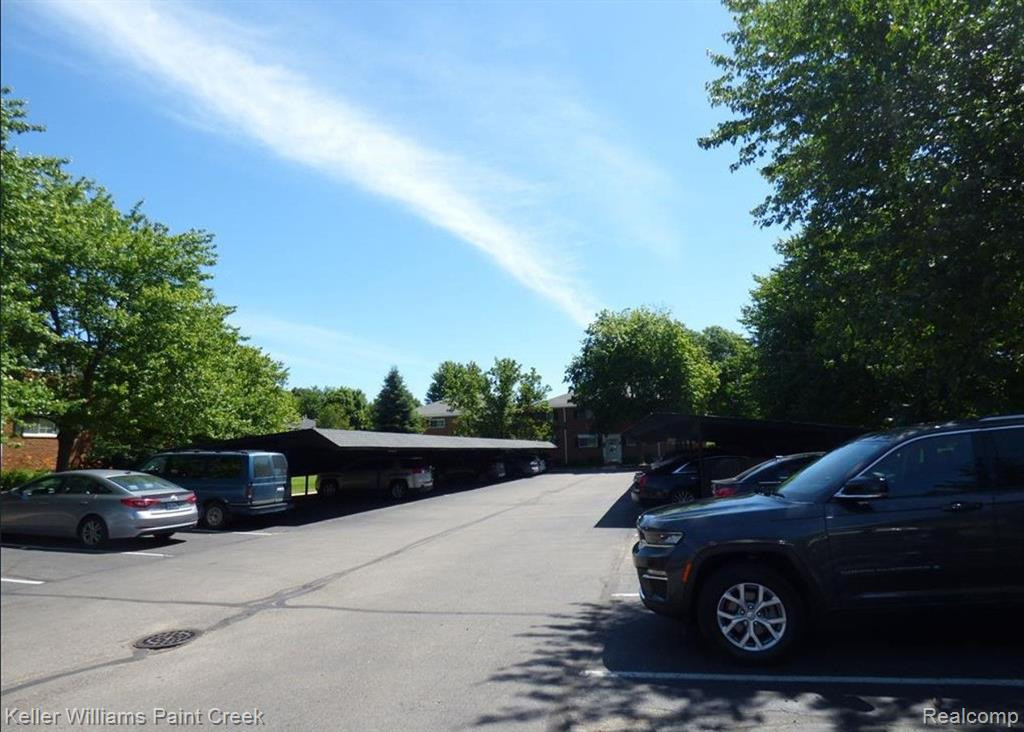 640 E FOX HILLS Drive, Bloomfield Hills, MI 48304 — Photo 22