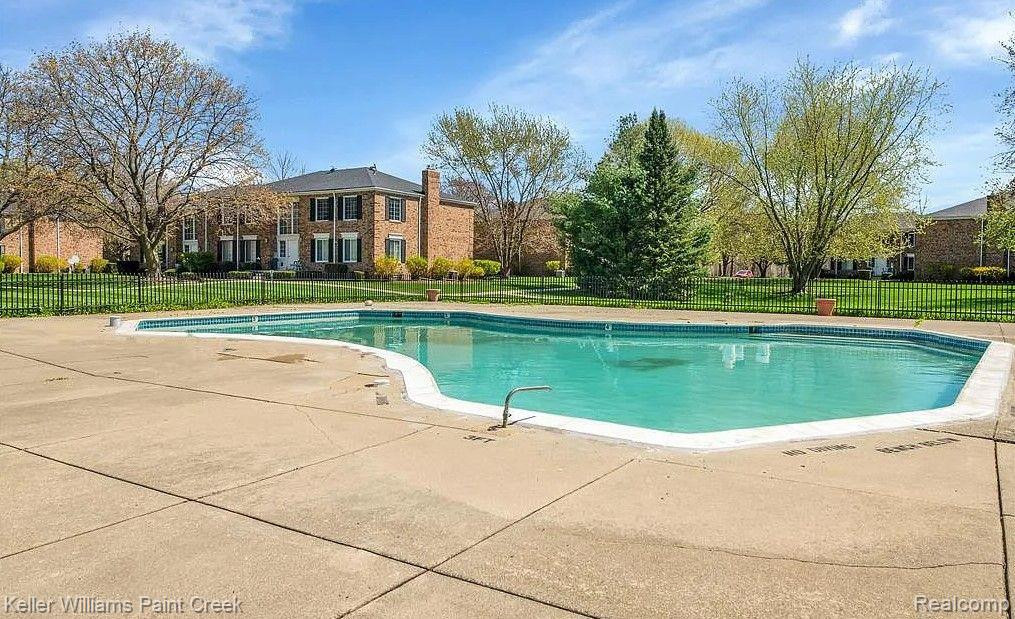 640 E FOX HILLS Drive, Bloomfield Hills, MI 48304 — Photo 23