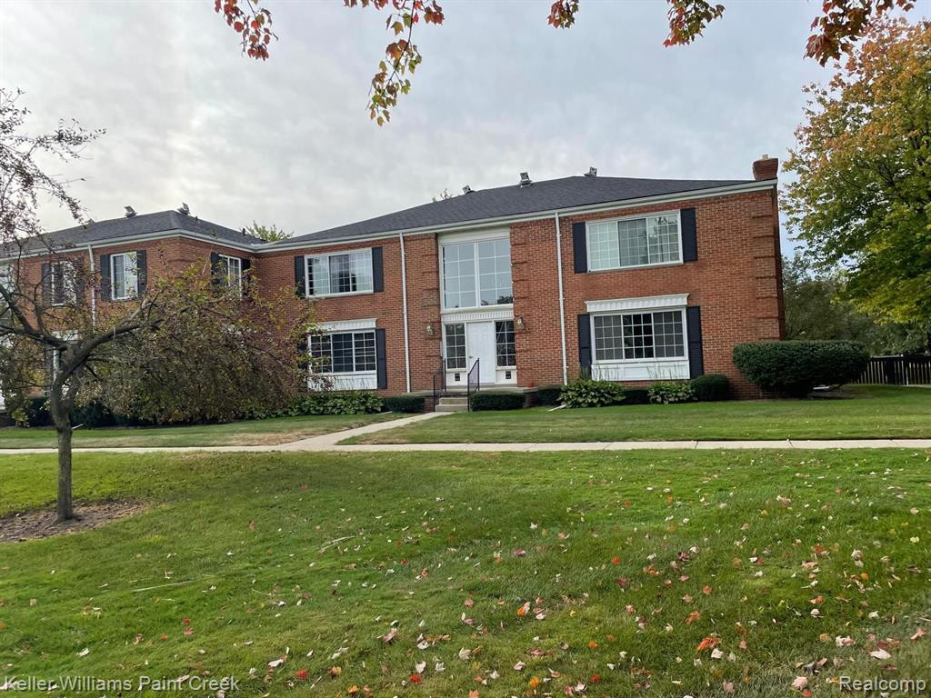 640 E FOX HILLS Drive, Bloomfield Hills, MI 48304 — Photo 25