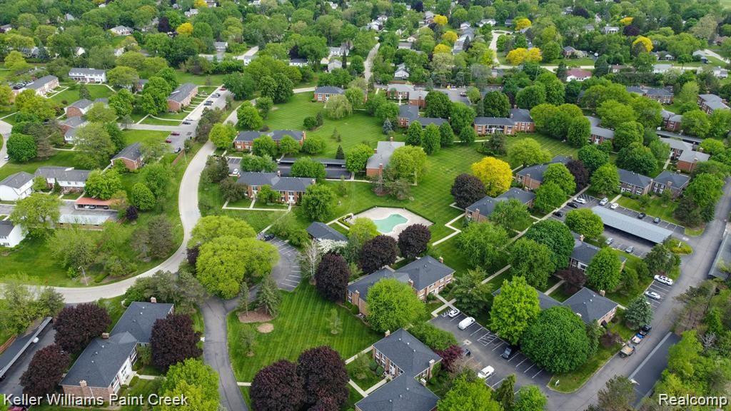 640 E FOX HILLS Drive, Bloomfield Hills, MI 48304 — Photo 29