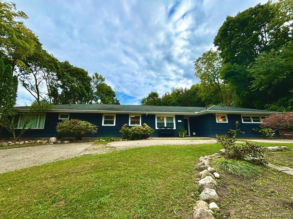717 W ROCKWELL Street, Fenton, MI 48430 — Photo 2