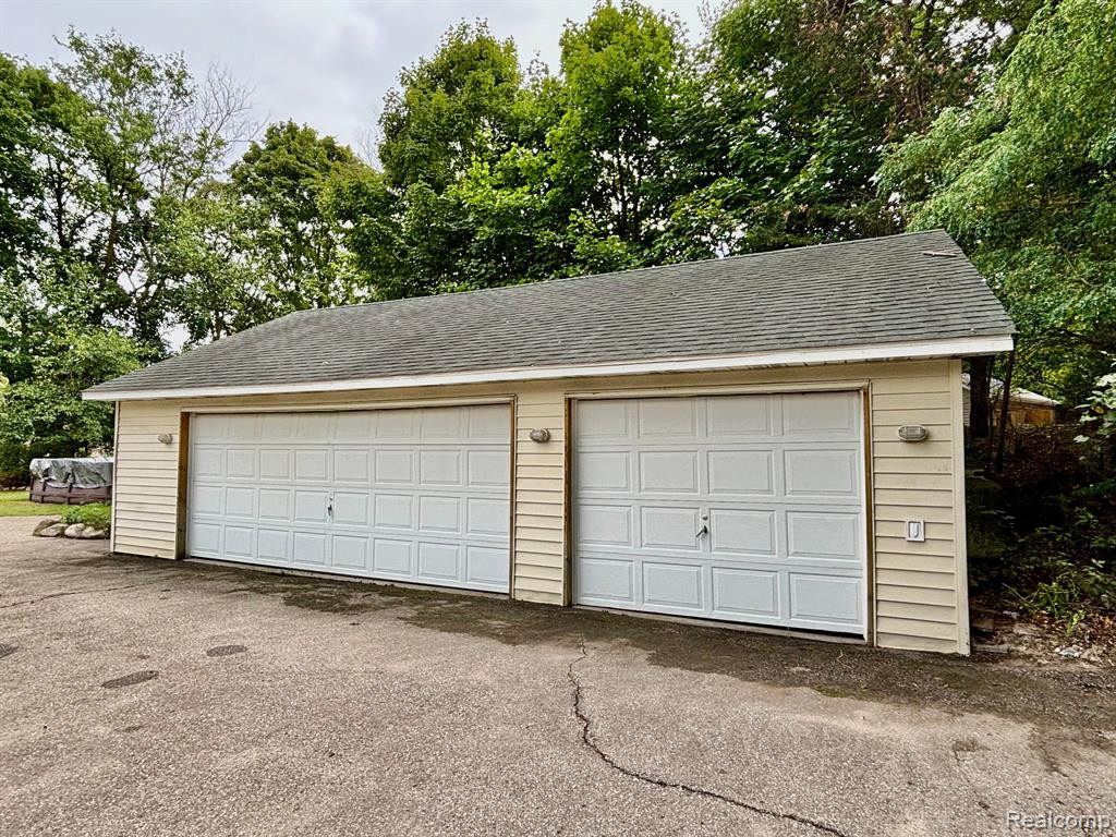 717 W ROCKWELL Street, Fenton, MI 48430 — Photo 3