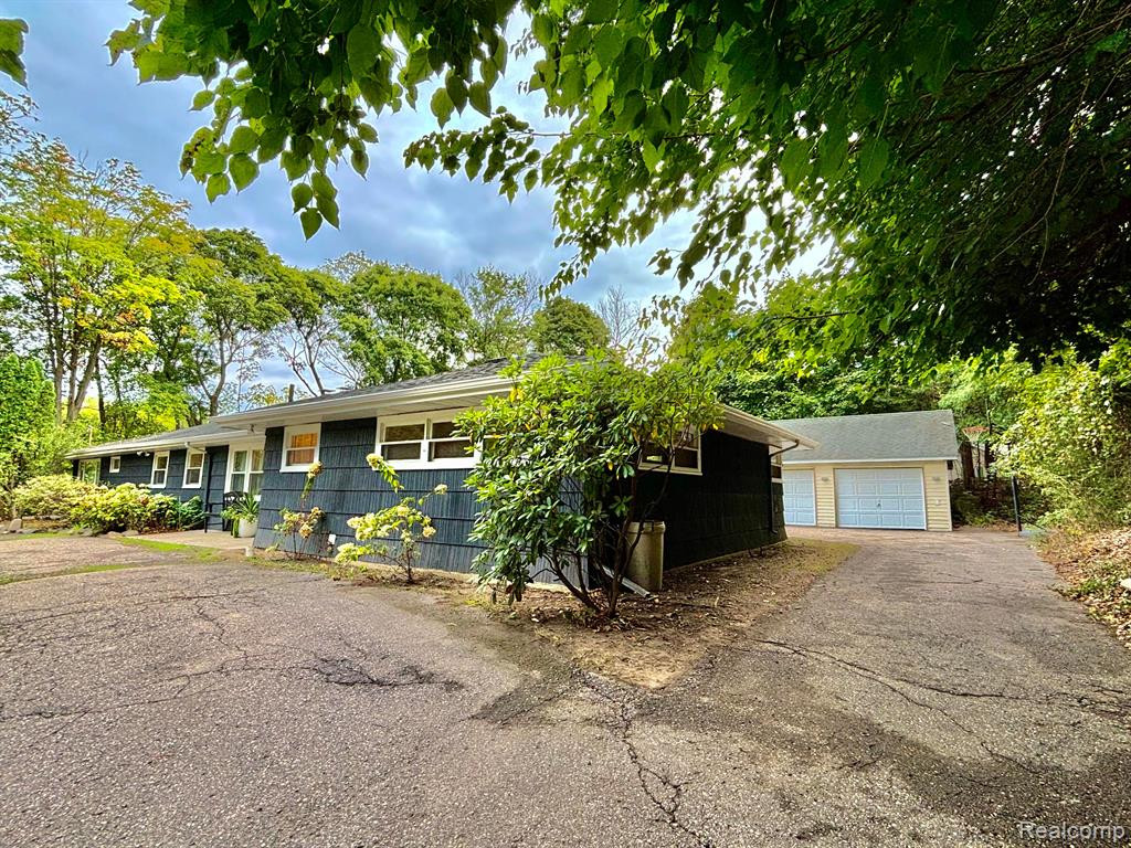 717 W ROCKWELL Street, Fenton, MI 48430 — Photo 4