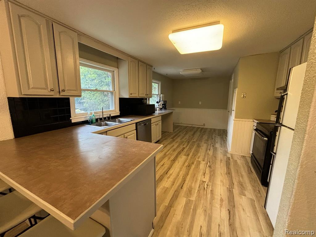 717 W ROCKWELL Street, Fenton, MI 48430 — Photo 9