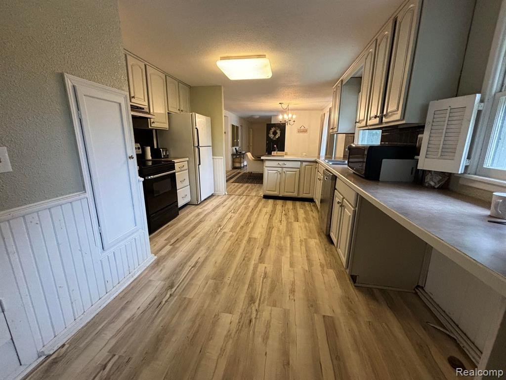 717 W ROCKWELL Street, Fenton, MI 48430 — Photo 13