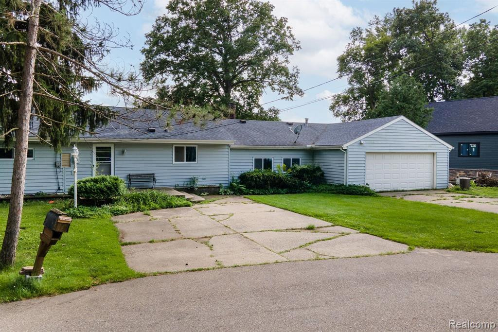 5563 PARK Drive, Orchard Lake Village, MI 48324 — Photo 2