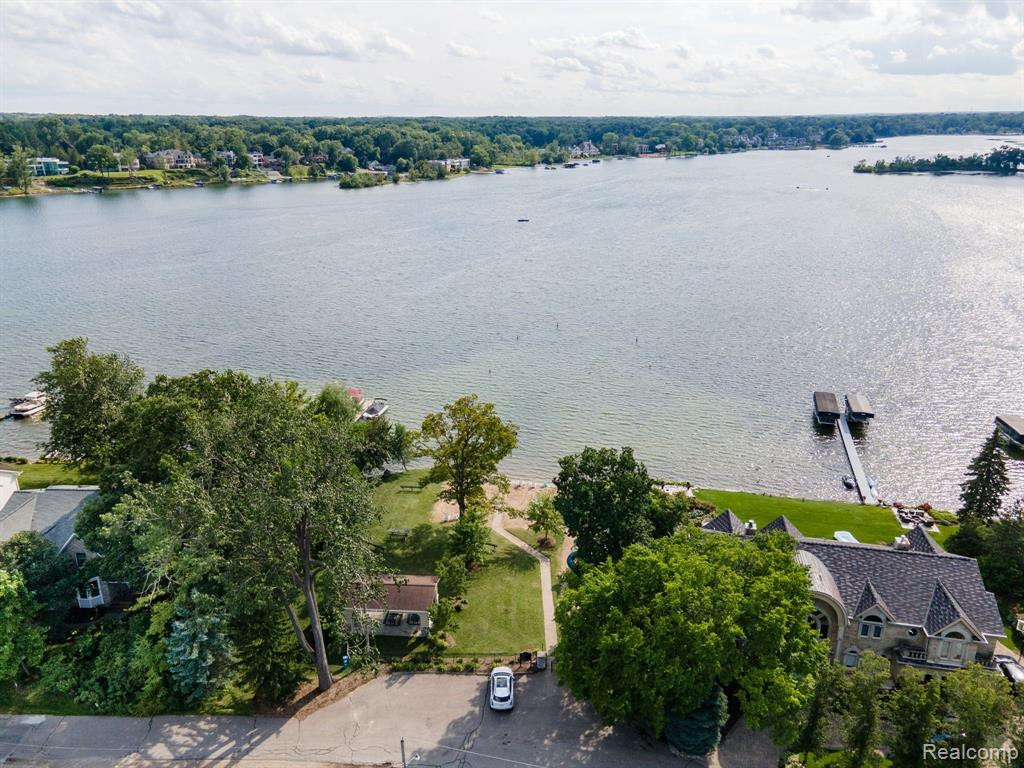 5563 PARK Drive, Orchard Lake Village, MI 48324 — Photo 13