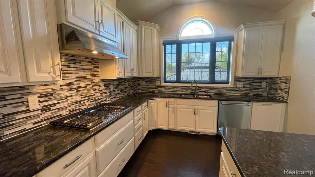 51284 SCARBOROUGH Road, Canton, MI 48188 — Photo 9