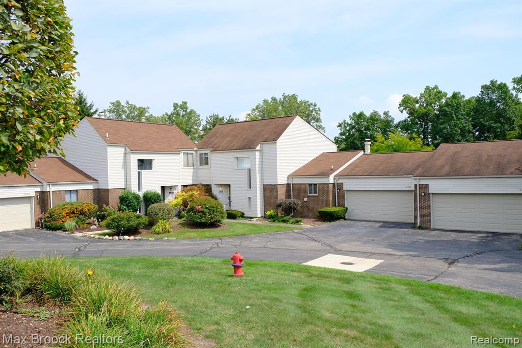 5305 FAIRWAY LN, West Bloomfield, MI 48323 — front exterior