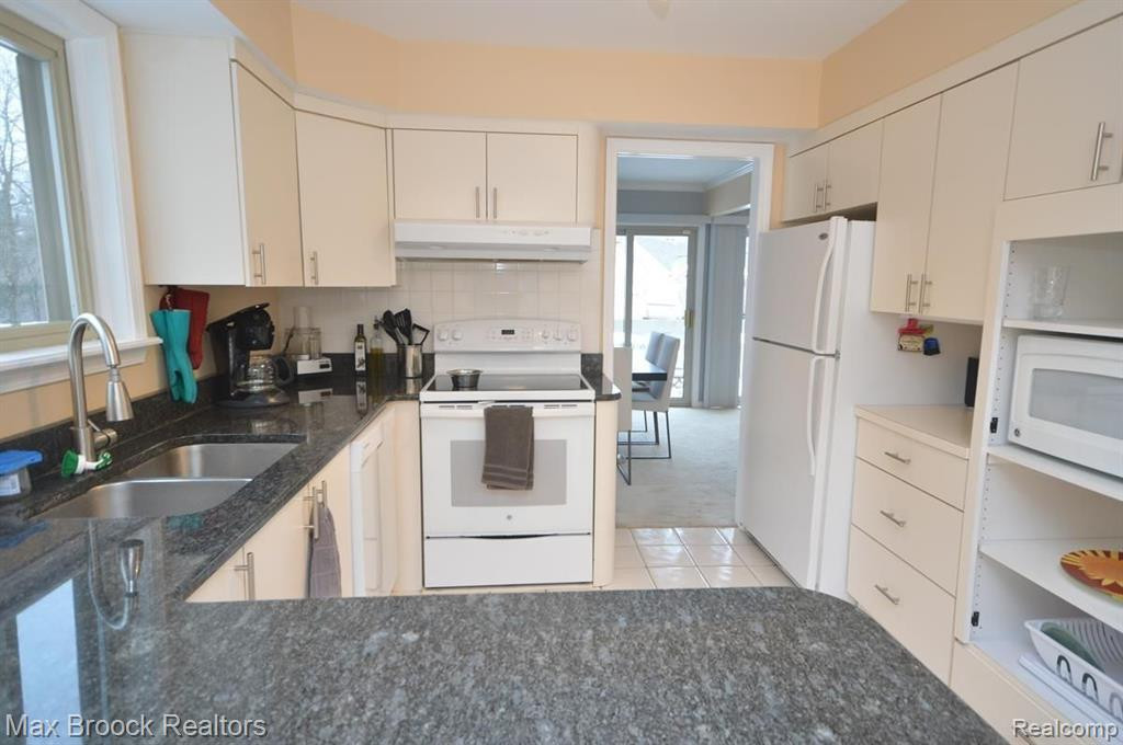 5305 FAIRWAY LN, West Bloomfield, MI 48323 — Photo 13