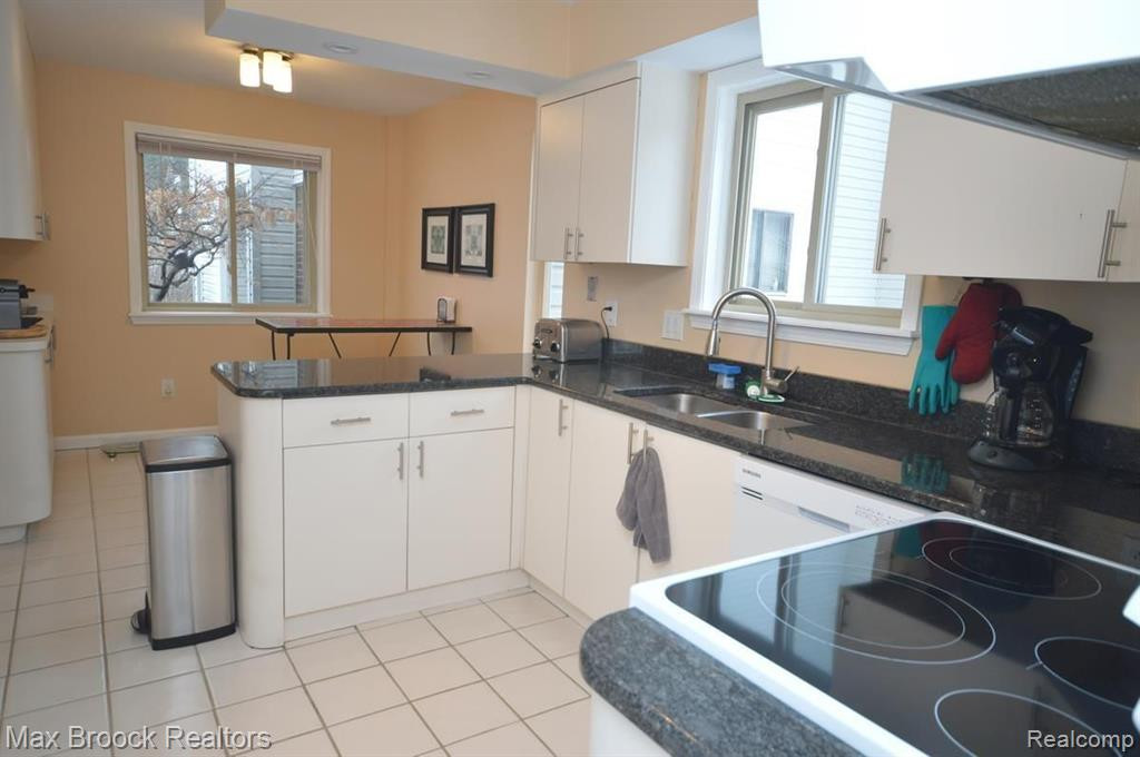 5305 FAIRWAY LN, West Bloomfield, MI 48323 — Photo 14