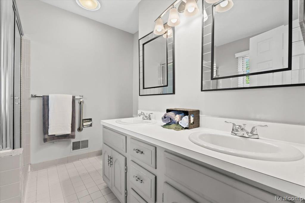 9363 EASTWIND Drive, Livonia, MI 48150 — Photo 14