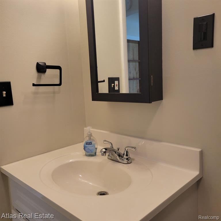 5422 Raymond Avenue Avenue, Burton, MI 48509 — Photo 3