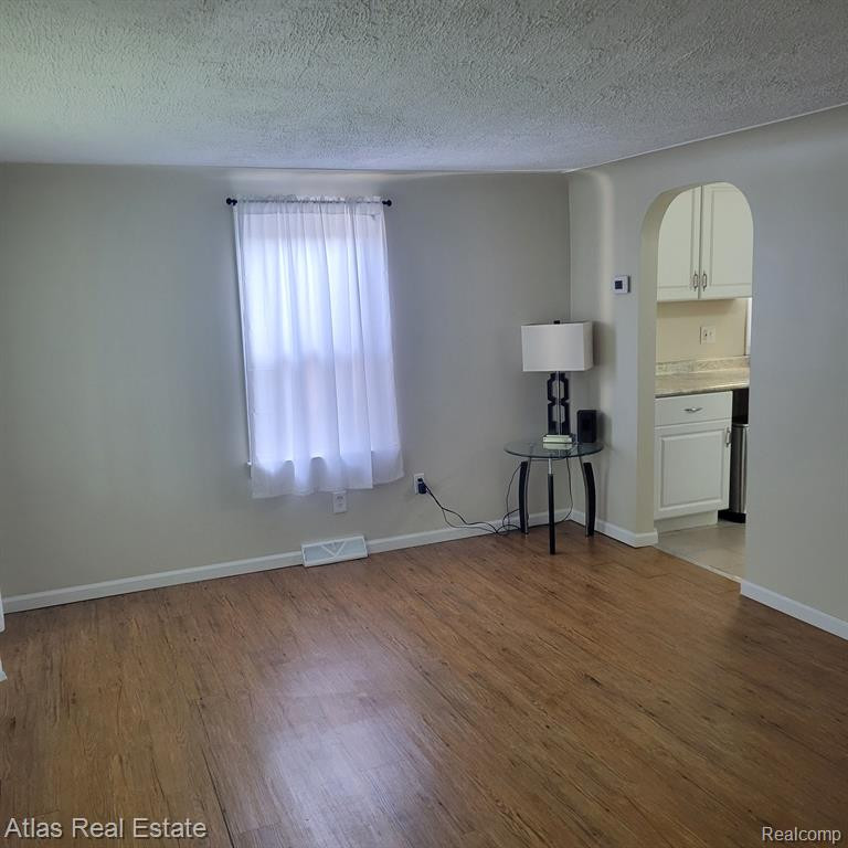 5422 Raymond Avenue Avenue, Burton, MI 48509 — Photo 9