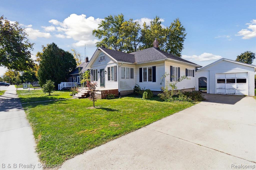 6711 JEFFERSON Road, North Branch, MI 48461 — Photo 2