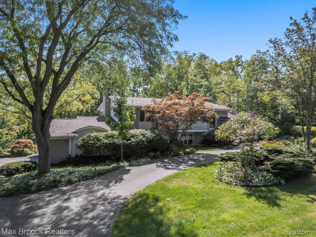 4282 STONELEIGH Road, Bloomfield Hills, MI 48302 — front exterior