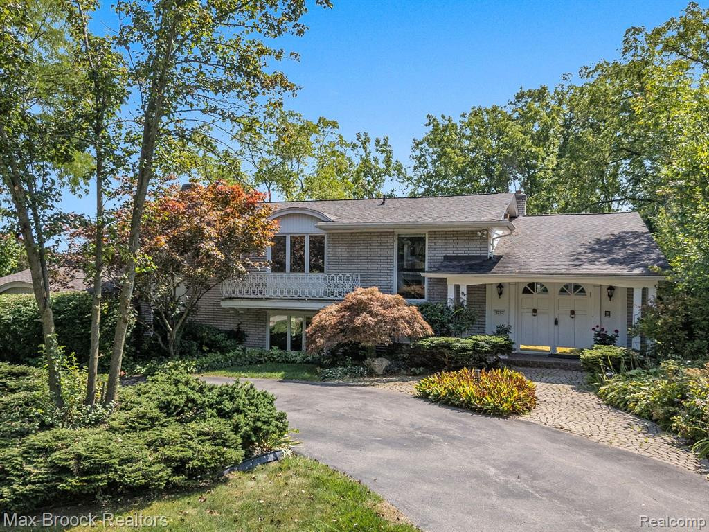 4282 STONELEIGH Road, Bloomfield Hills, MI 48302 — Photo 2