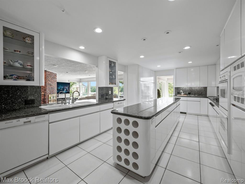 4282 STONELEIGH Road, Bloomfield Hills, MI 48302 — Photo 15
