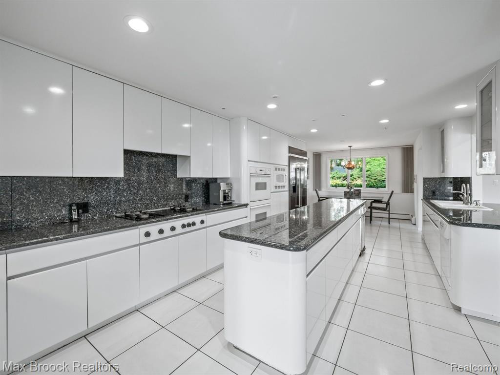 4282 STONELEIGH Road, Bloomfield Hills, MI 48302 — Photo 16