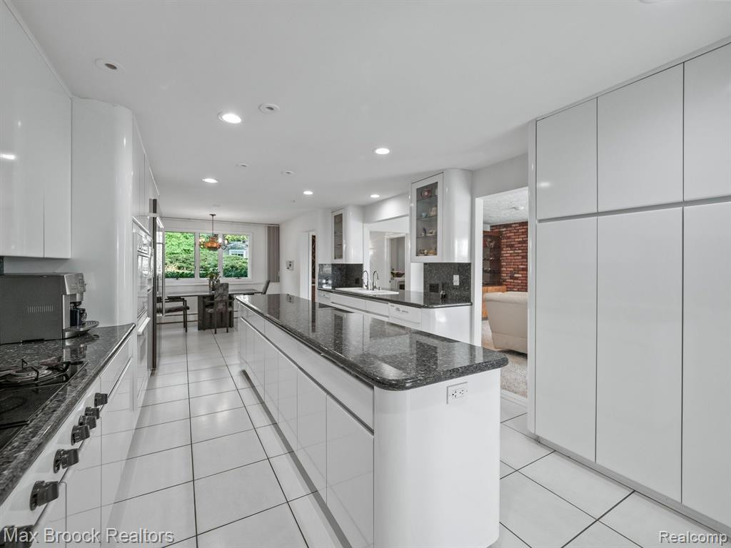 4282 STONELEIGH Road, Bloomfield Hills, MI 48302 — Photo 17