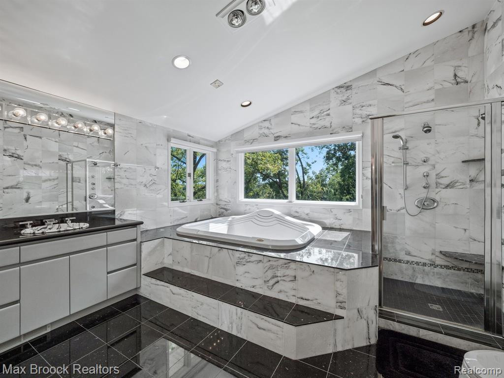 4282 STONELEIGH Road, Bloomfield Hills, MI 48302 — Photo 33