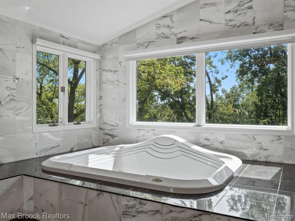 4282 STONELEIGH Road, Bloomfield Hills, MI 48302 — Photo 34