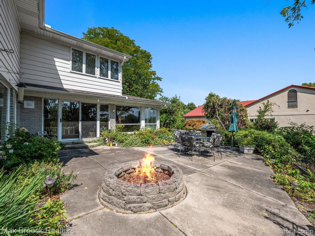 4282 STONELEIGH Road, Bloomfield Hills, MI 48302 — Photo 47