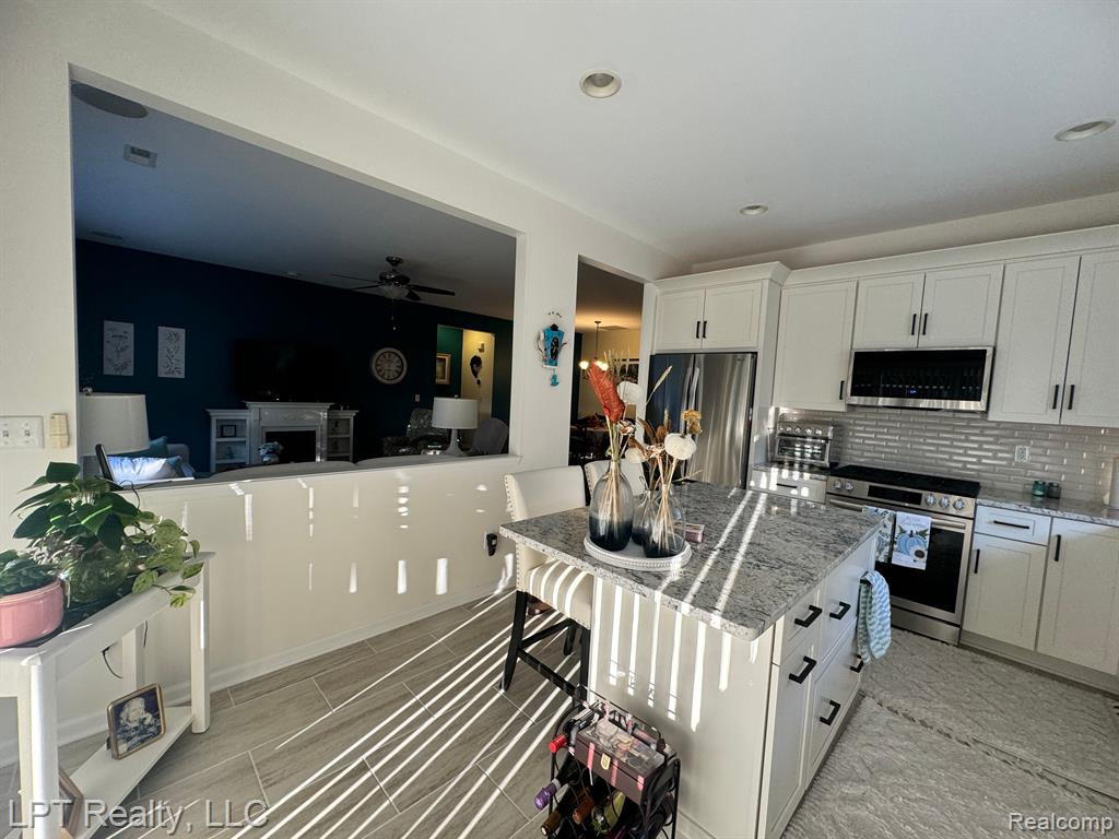 24560 SAND LAKE Lane, Flat Rock, MI 48134 — Photo 8